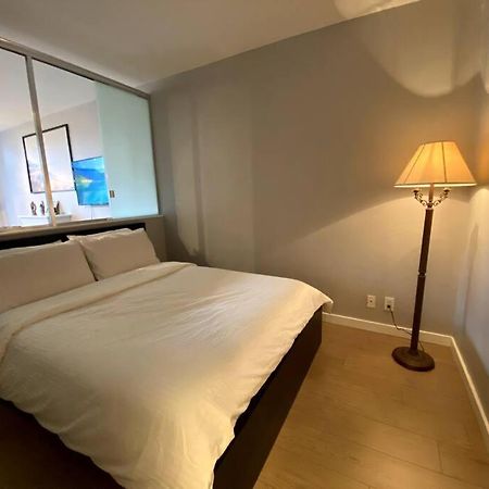 Entire Condo In Heart Of Downtown Ванкувер Екстер'єр фото