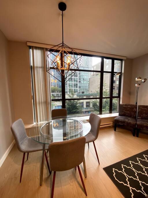Entire Condo In Heart Of Downtown Ванкувер Екстер'єр фото