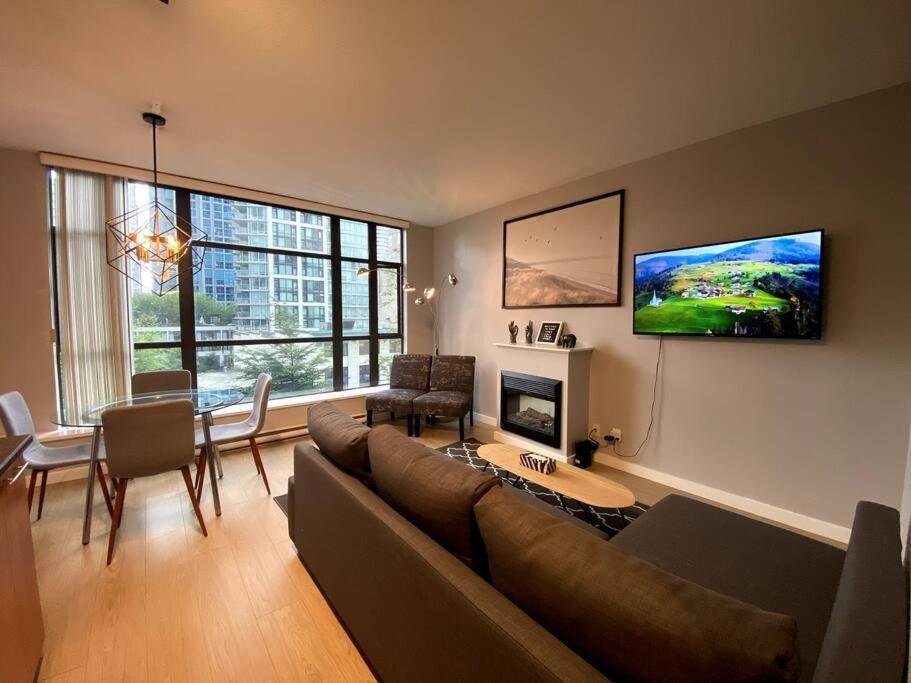 Entire Condo In Heart Of Downtown Ванкувер Екстер'єр фото