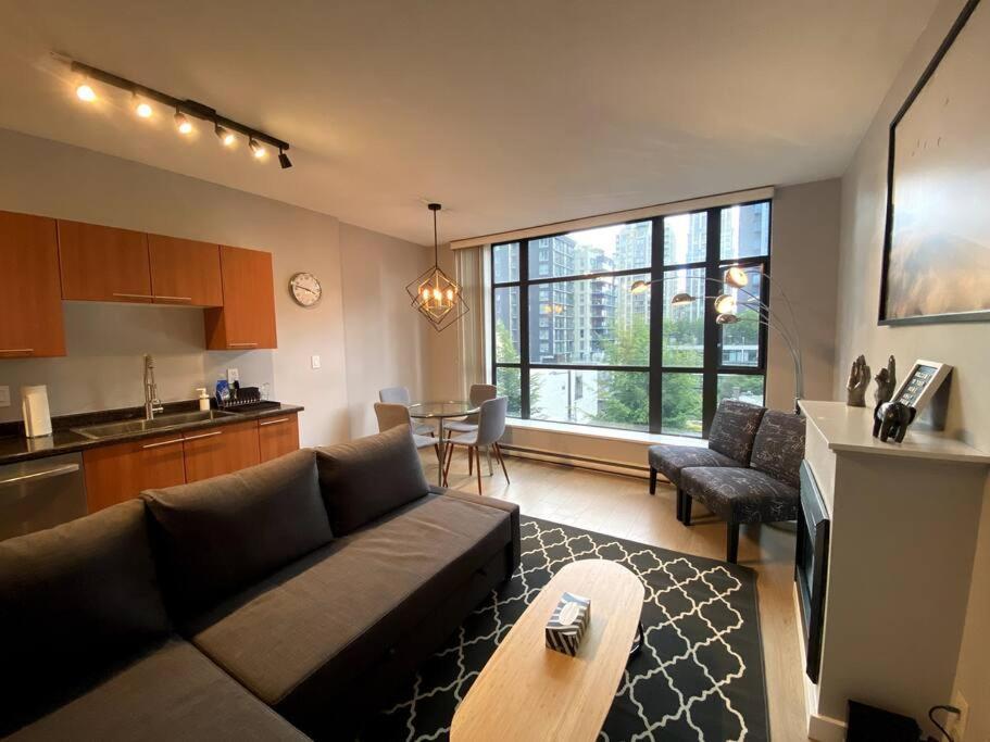 Entire Condo In Heart Of Downtown Ванкувер Екстер'єр фото