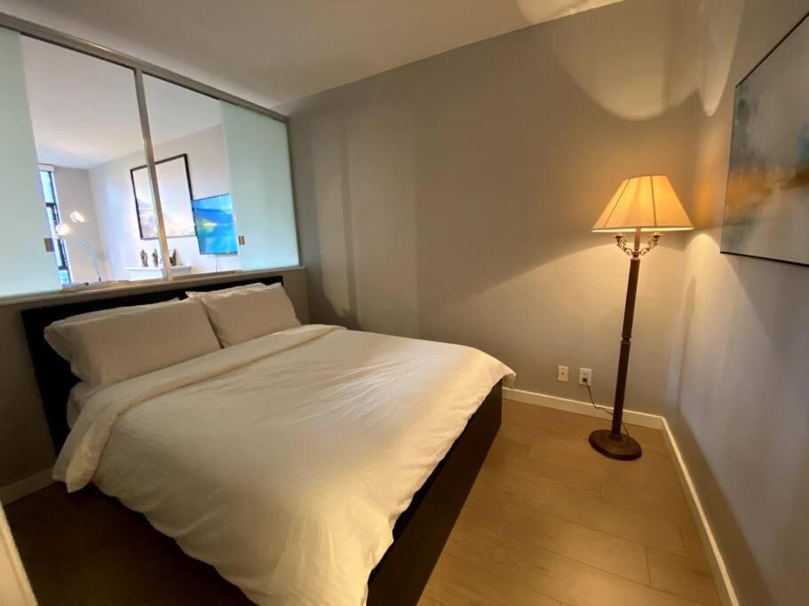 Entire Condo In Heart Of Downtown Ванкувер Екстер'єр фото